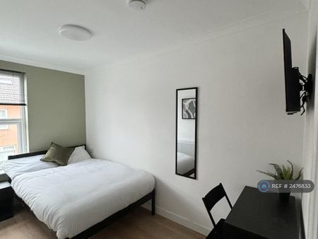 1 bedroom in a house share to rent - Photo 3