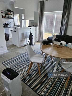 2 bedroom bungalow to rent - Photo 1