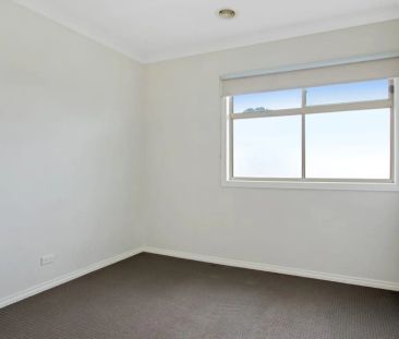 SPACIOUS TOWNHOUSE IN HEART OF EPPING - Photo 5
