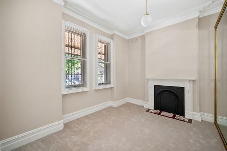 Charming two-bedroom home with potential third bed or office - Photo 3