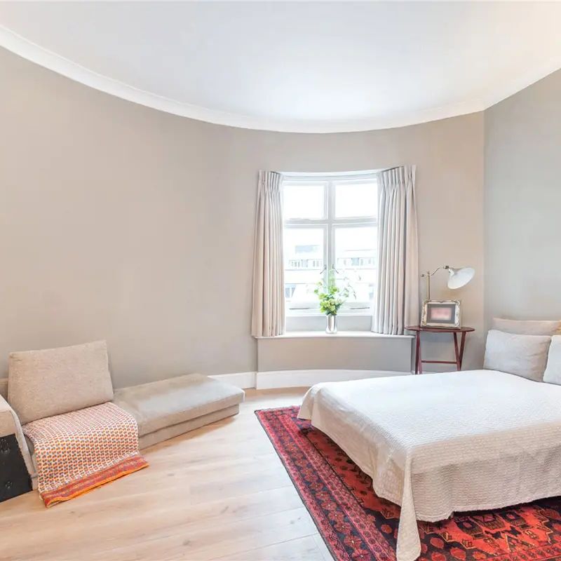 3 bedroom flat in London - Photo 1