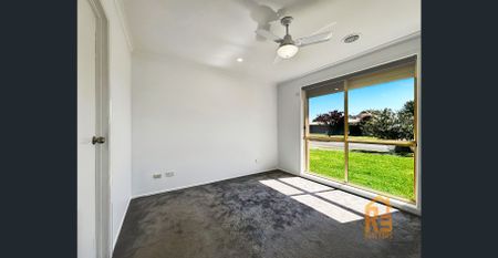 Elegant Family Haven in a Prestigious Berwick Locale - Photo 2