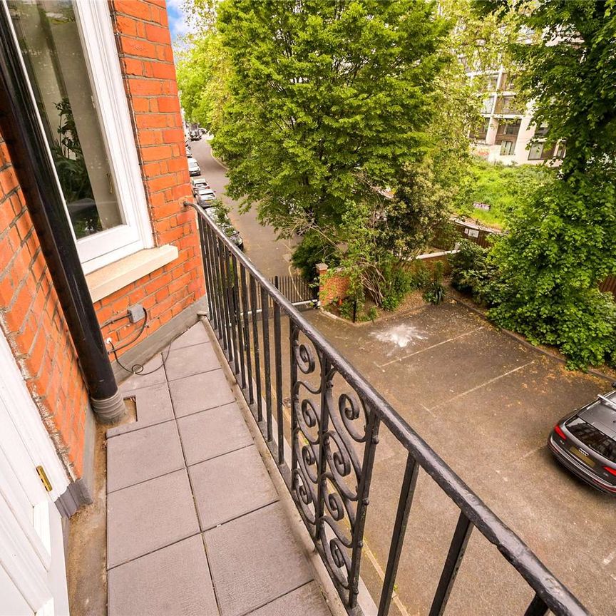*3D Virtual Tour Available* A lovely two bedroom apartment situated on the second floor of this attractive Edwardian mansion block. - Photo 1