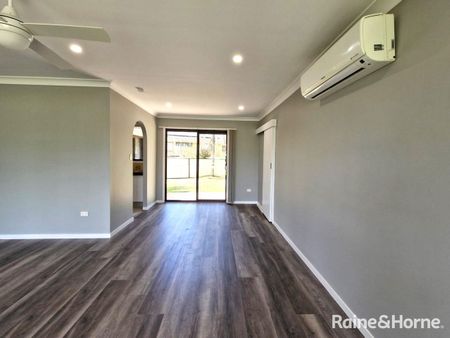 Beautifully Renovated Three Bedroom Family Home in Leumeah for Lease! - Photo 4