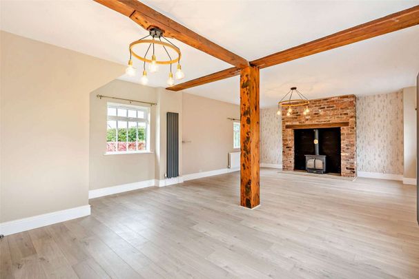 High specification gated 5 bed/5 bath barn conversion in idyllic setting between Hale and Wilmslow - Photo 1