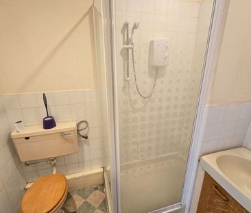 Flat 2, 26 Ramshill Road, Scarborough - Photo 2