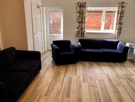 7 Bed End Terrace, Henry Road, NG7 - Photo 2