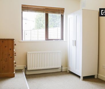 Bright room in 5-bedroom apartment in Ballymun, Dublin - Photo 3