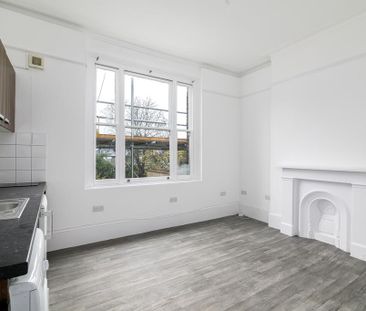 Bedsit to rent - Photo 2