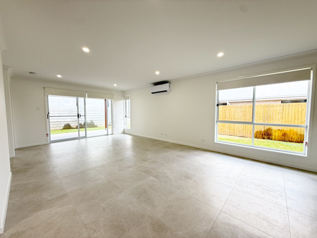 5 Provence Place, Greenbank QLD 4124 - House For Rent | Domain - Photo 2