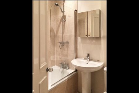 1 Bed Flat, Gipsy Hill, SE19 - Photo 2