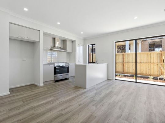 Almost New 4 Bedroom Family Home in Rockbank - Photo 1