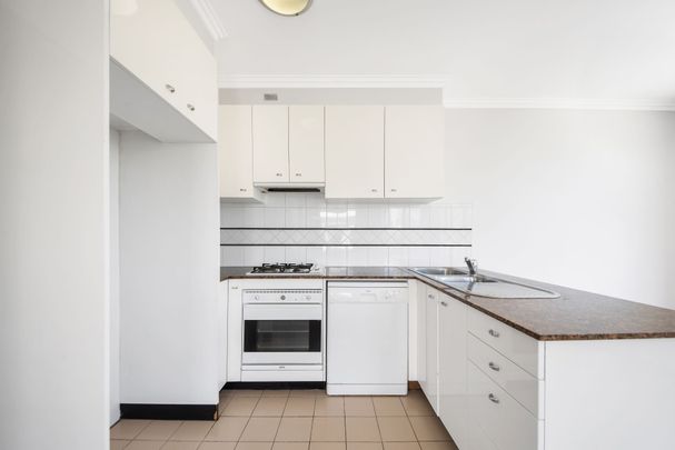 IDEALLY LOCATED APARTMENT! - Photo 1