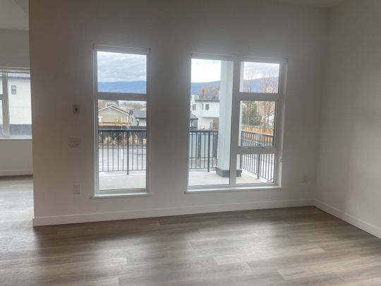 Large Main Floor 2 bedroom Condo near Downtown – Pet Friendly! - Photo 1