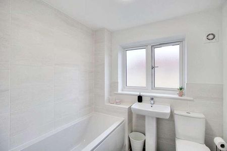 Whimbrel Drive, Minster On Sea, ME12 - Photo 4