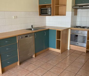 Two bedroom unit close to schools - Photo 2