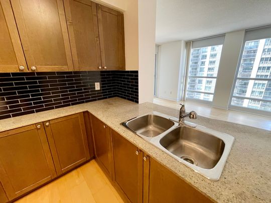 For Lease - 763 Bay Street Unit# 909, Toronto, Ontario - Photo 1