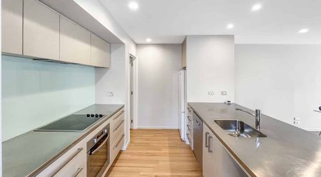 Charming 3 Bedroom 2 Bathroom Townhouse In A Prime Location - Photo 2