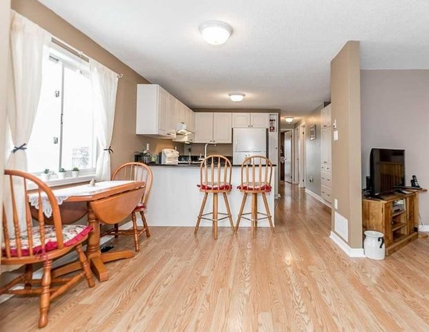 3 bedroom apartment - upper level house | 48 Arthur Avenue, Barrie - Photo 1