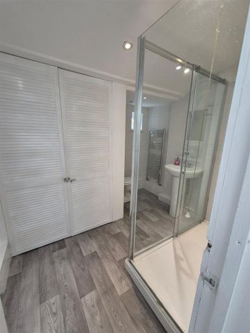 Room For Rent Queen Street CF37 1RW, Pontypridd - Photo 5
