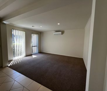 Large Living Space - Photo 2