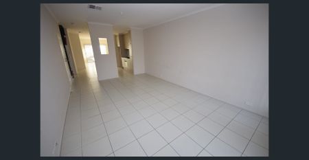 Modern 3 Bedroom Townhouse - Photo 2