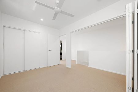 BRAND NEW DESIGNER TOWNHOUSE IN PRIME LOCATION - Photo 3