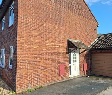3 Bed Semi-Detached House, Alwins Court, BS30 - Photo 2