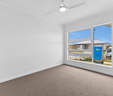 Brand new family home close to everyday essentials - Photo 5