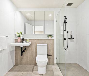 Stylish Bayside Apartment with Panoramic Kogarah Bay Views - Photo 6