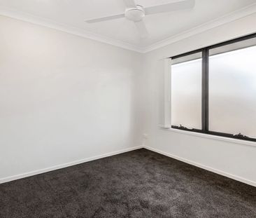 Stylish 2 Level, 4 Bedroom Stand Alone Townhouse - Close to Everyth... - Photo 4