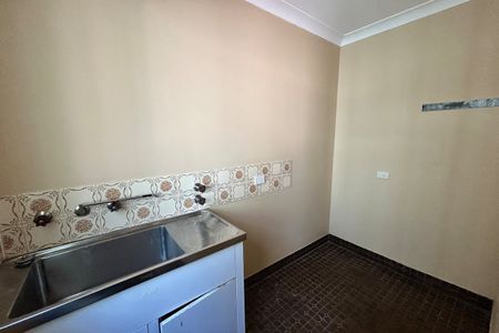 SPACIOUS FAMILY HOME IN PRIME LOCATION - Photo 3