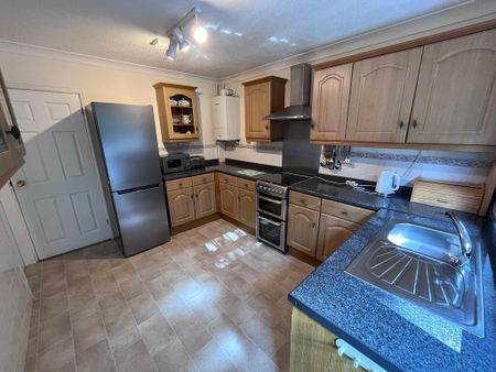3 bedroom semi-detached house to rent - Photo 3