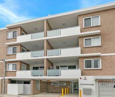 Modern Masterpiece – Split Level Two Bedroom Townhouse Style Apartm... - Photo 4