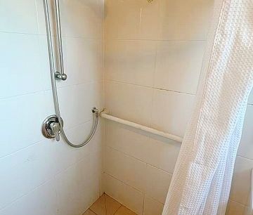 Charming 4BR Home in Mt. Roskill - Photo 5