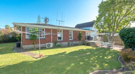 Three-Bedroom Home – Prime Chartwell Location - Photo 5