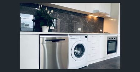 Recently Renovated One Bedroom Apartment in Prime Location - Photo 2