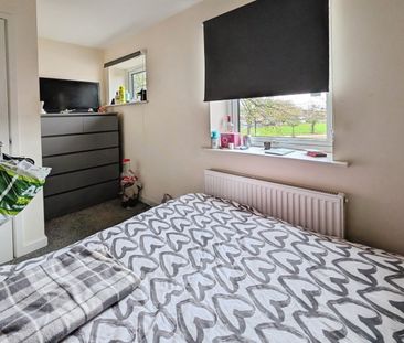 Howards Grove, SO15 - Photo 1