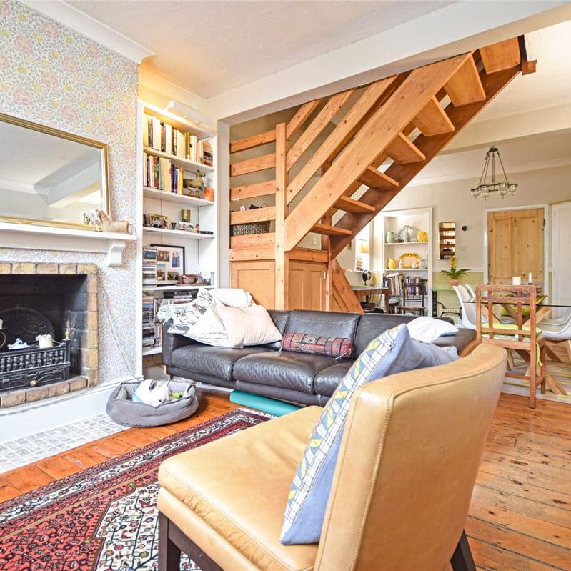 Well-presented 2/3 bedroom Victorian end terraced house to rent in the centre of Cambridge with immediate access to local amenities within local shopping centres. Rear enclosed garden. Permit parking available. GCH. Furnished. No Sharers. - Photo 1