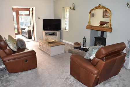 3 bedroom detached bungalow to rent - Photo 4