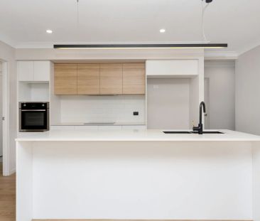 Stunning 4-Bedroom Home – Space, Style & Luxury Living! - Photo 5