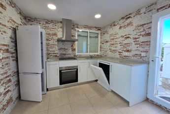 LONG TERM RENTAL Spacious villa for rent with sea views