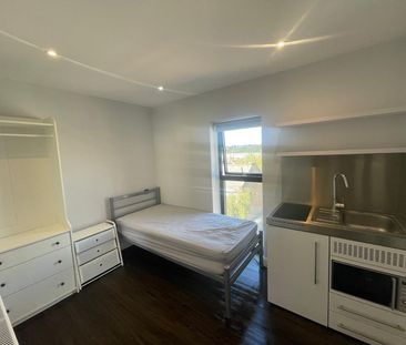 Studio Flat, Hassop Road, NW2 - Photo 2