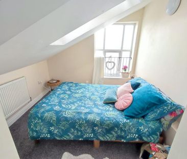 4 bedroom flat to rent - Photo 2
