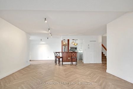 33 Harbour Square #839 - Photo 3