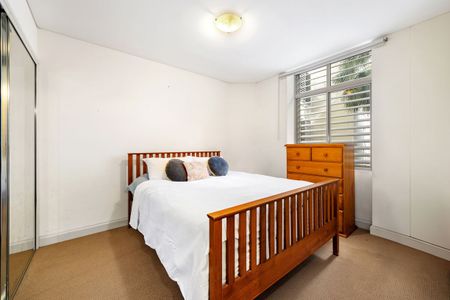 Freshly Painted & Oversized Residence - Furnished - Photo 4