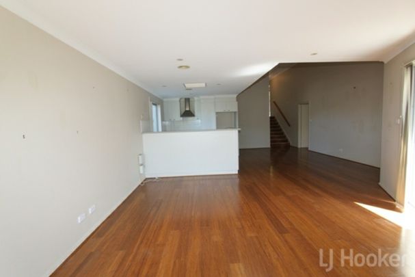 Impressive 3 bedroom ensuite townhouse with double garage - Photo 1