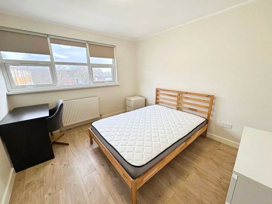 Fairview Avenue, Woking, Surrey, GU22 7NU - Photo 1