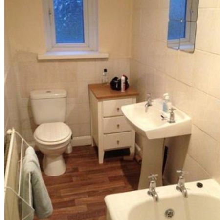Close to university/ city centre - Photo 4