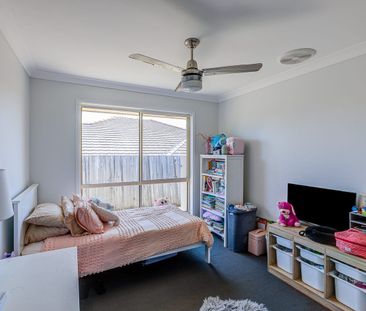 Large 4 Bedroom Family Home - Photo 5